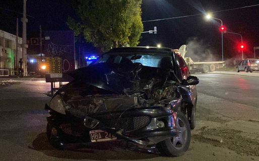 No alcanzó a frenar cuando el semáforo se puso en rojo y chocó a una camioneta