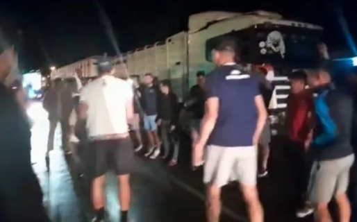 Se encontraron con un piquete y lo resolvieron pateando penales en la ruta