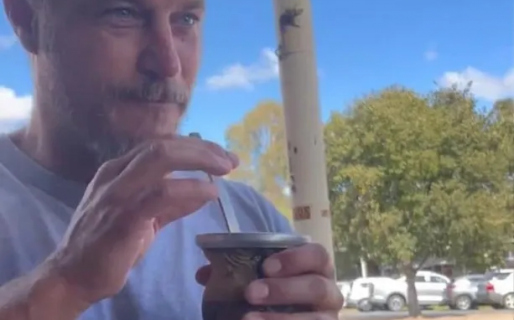 Ragnar, el actor de Vikingos que probó el mate y quedó encantado