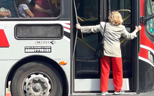 Un chofer no dejó subir a una mujer al colectivo en marcha y ella se colgó de la puerta