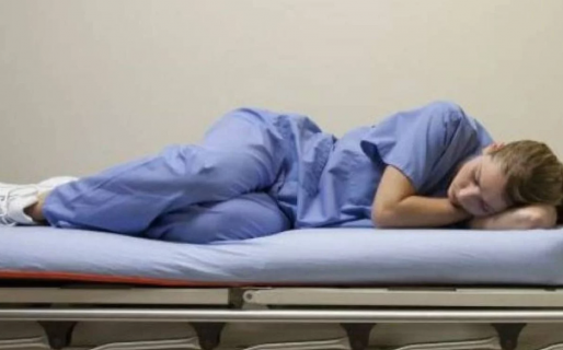 Trabajó 16 horas seguidas y cuando llegó a su casa vio a su novio con otra: los echó para poder dormir un rato