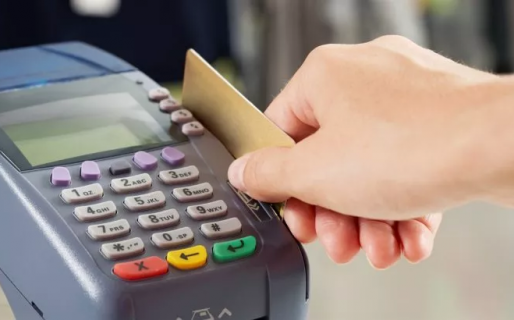 El Gobierno aplicará un nuevo impuesto al dólar tarjeta: será un 25% más caro para los consumos en el exterior