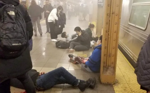 Tiroteo en el metro de Nueva York: al menos 5 heridos y hallan explosivos sin detonar