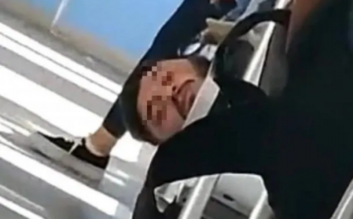 Se le trabó la cabeza en el apoya brazos del Tren Roca y generó demoras