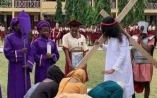 Un joven murió durante la recreación del Via Crucis y los espectadores creyeron que era parte del espectáculo