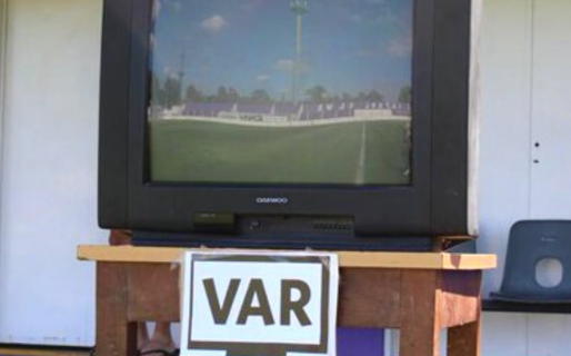 Tras un penal mal cobrado, Sacachispas presentó su propio VAR