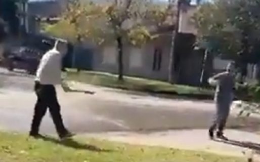 Le cortó los dedos con un machete a su vecino porque no barría la vereda