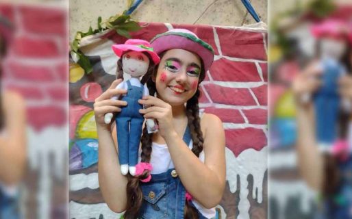 Tiene 14 años y hace obras de teatro a la gorra para juntar plata y poder festejar los 15