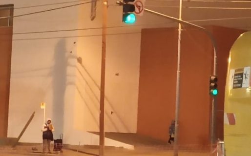 Una mamá y su hijito venden pan durante la noche para poder tener un ingreso diario