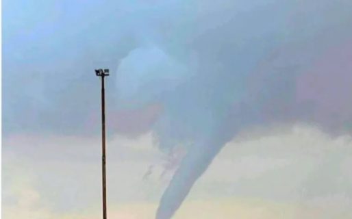 Susto en el aire: un avión esquivó un tornado para poder aterrizar y llegar a salvo
