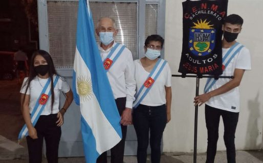 A los 73 años está terminando la secundaria y fue abanderado con el mejor promedio