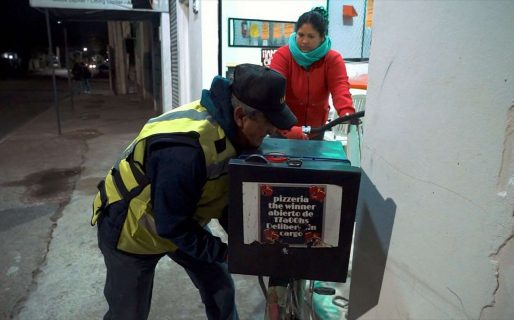 Es jubilado, cobra la mínima y trabaja como delivery porque la plata no le alcanza