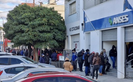 Largas filas en ANSES en el último día de inscripción al bono de 18 mil pesos
