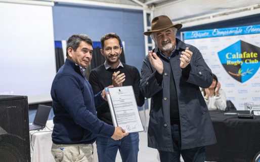 El Municipio entregó aportes para que el club Calafate renueve su cancha de césped sintético