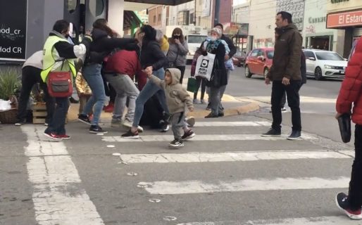Dos adolescentes se trenzaron a las “piñas” en pleno centro