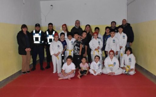 Entrega de piso encastrable para el barrio Las Flores