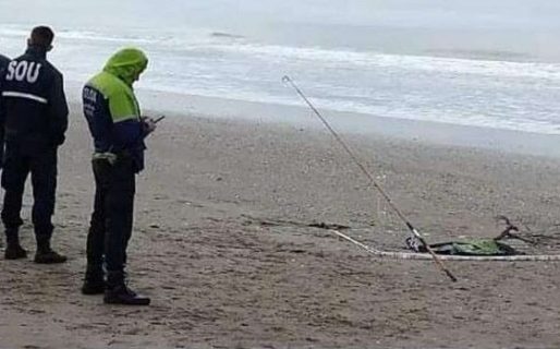 Un hombre fue a pescar y sacó con la caña restos de un brazo