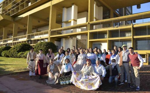 Empleados estatales de La Pampa atendieron a la gente vestidos con trajes típicos del 25 de Mayo
