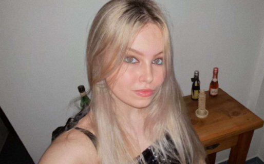 Quiso seducir a otra mujer, lo “escracharon” y su novia lo defendió: “Te estás perdiendo un bombón”