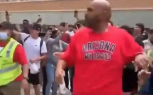 Un papá se agarró a trompadas con 30 estudiantes porque les hacían bullying a sus hijos