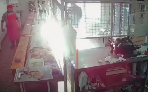 Un carnicero engañó a dos ladrones con billetes de $20 y un celular que no andaba