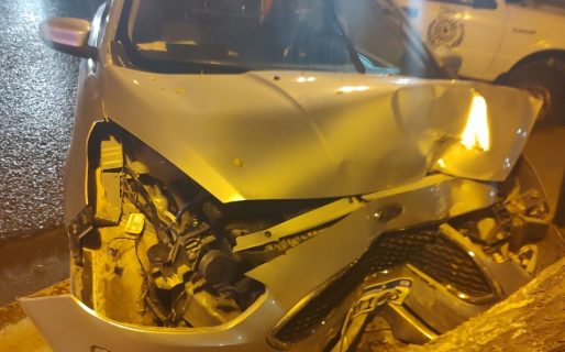 Manejaba borracho y terminó impactando contra un árbol