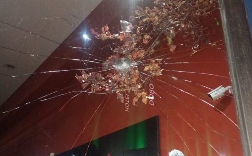 Le tiró un piedrazo a una vidriera y se dio a la fuga: fue detenido