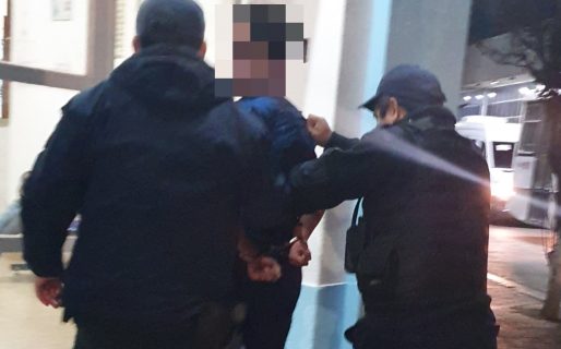 Un hombre fue detenido por golpear vehículos en el centro y atacó al personal uniformado