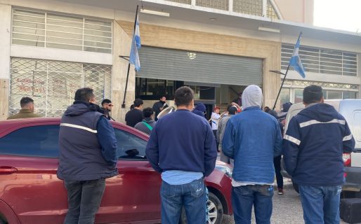Empleados de la SCPL se manifiestan frente al Concejo