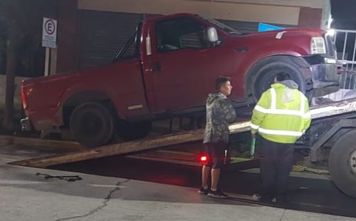 Manejaba borracho y marcha atrás