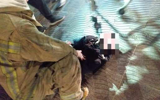 Estaba borracho, se quedó dormido y cayó al agua