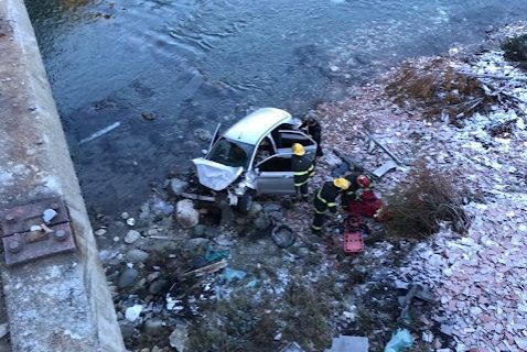 Por el  hielo en la calzada un automóvil cayó del Puente del Río Foyel