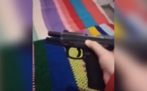Un chico de 11 años se filmó con un arma y amenazó a sus compañeros: «mañana la uso»