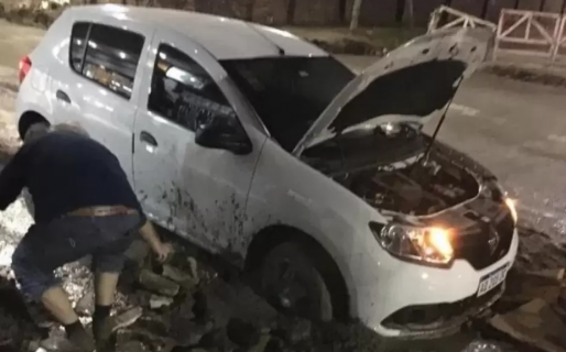 Se metió en una calle con asfalto fresco y arruinó la obra