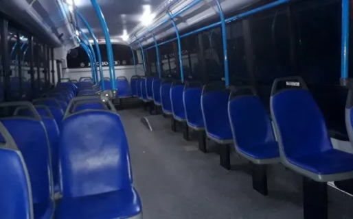 Se quedó dormido en el colectivo y lo dejaron encerrado toda la noche en el interno