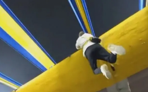 Hinchas de Boca hicieron un ascensor con un tirante y lograron subir a una persona a otra tribuna