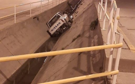 Despistó y terminó en el canal de la Roca