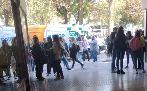 Llevó brownies “especiales” al trabajo e intoxicó a más de 20 compañeros