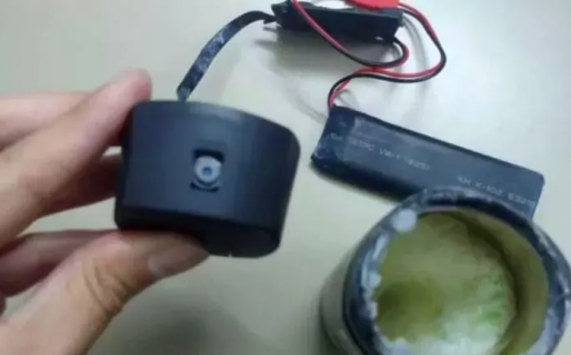 Degenerado le vende un “aromatizador” a una chica con una cámara para espiarla en la ducha