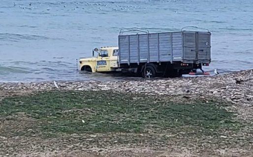 Un camión quedó atascado en la playa del 99