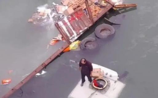 Un camionero volanteó bruscamente en un piquete y terminó cayendo al río desde un puente