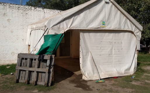 Una familia usurpó una carpa donde se realizaban hisopados