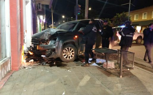 Manejaba con 1,90 g/l de alcohol en sangre y chocó contra una peluquería