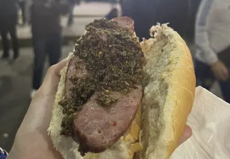 ¿Estafa? Un inglés fue a La Bombonera, pidió un choripán y pagó un insólito precio