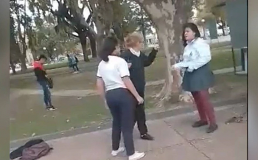Dos chicas se pelearon al salir del colegio y una mujer las separó a los cachetazos