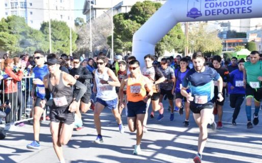 Daniel Alvarado y Valeria Vásquez; ganadores de la corrida aniversario colegio Perito Moreno