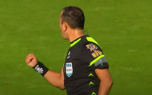 El festejo del juez de línea y el árbitro en la final entre Boca y Tigre