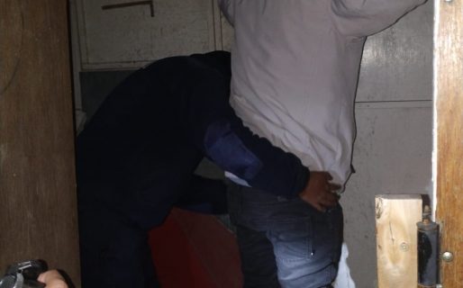 Tenía orden de captura y quedó detenido cuando pidió pasar al baño en un control policial