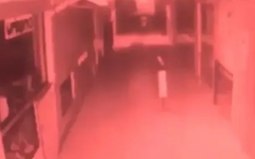 Un hombre captó a un fantasma con una cámara de seguridad y despertó el miedo en el lugar