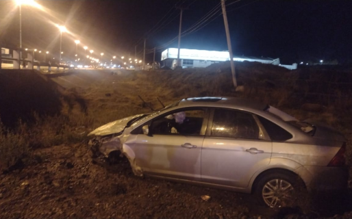 Tras impresionante accidente, un vehículo queda destruido a un costado de la Ruta 3